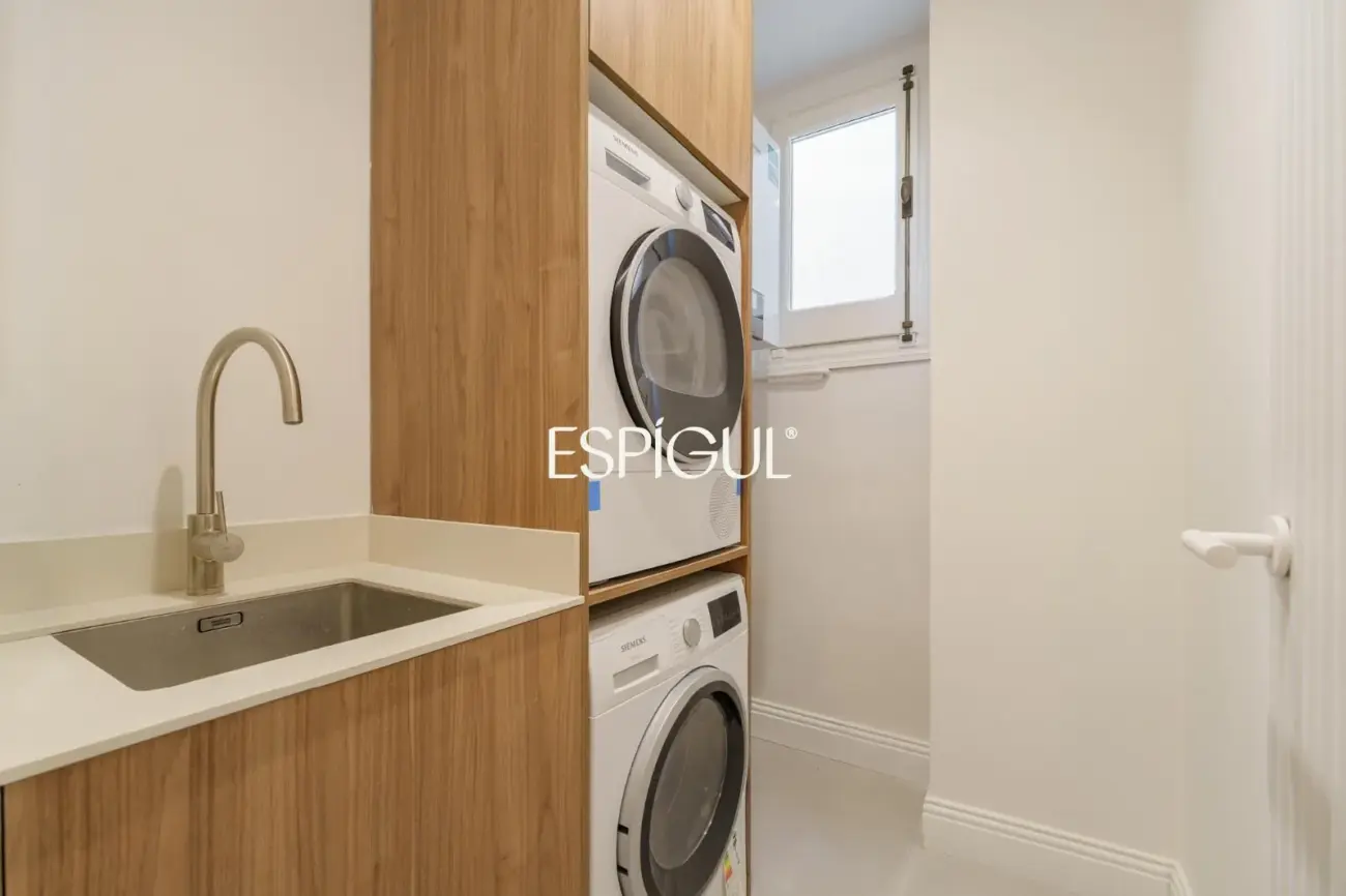 Exclusiva vivienda rehabilitada de 228 m² en finca regia con elementos originales
