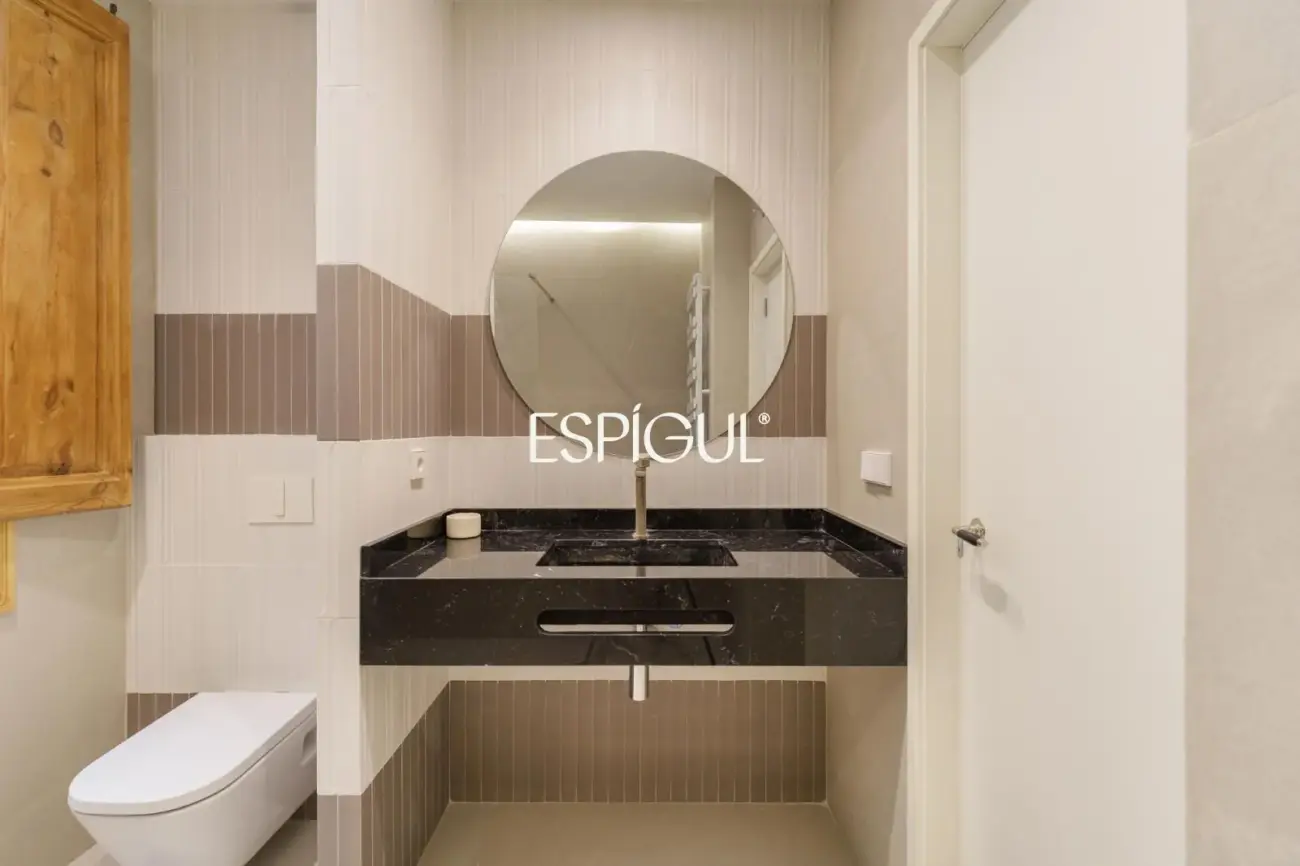 Exclusiva vivienda rehabilitada de 228 m² en finca regia con elementos originales