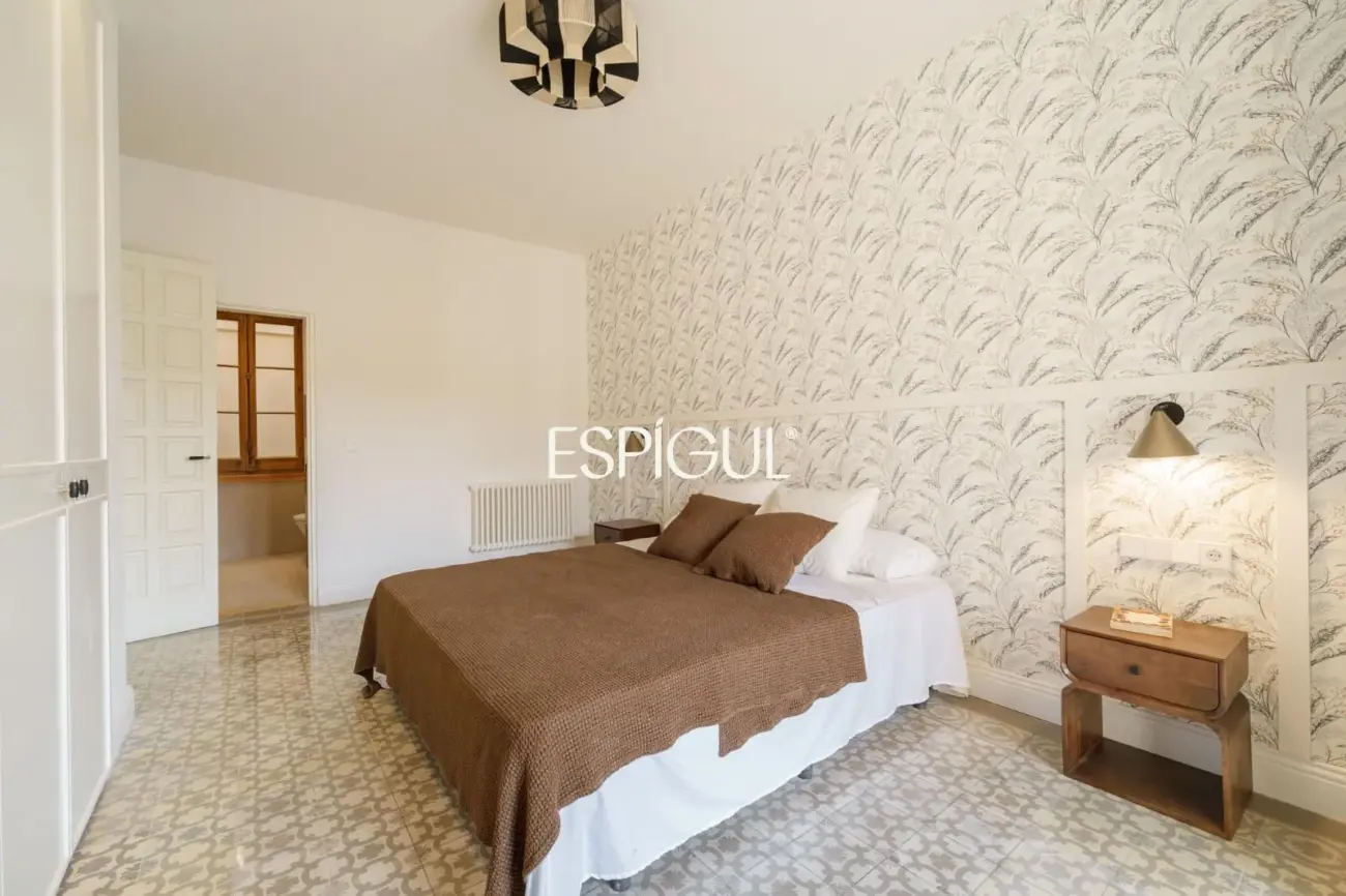 Exclusiva vivienda rehabilitada de 228 m² en finca regia con elementos originales