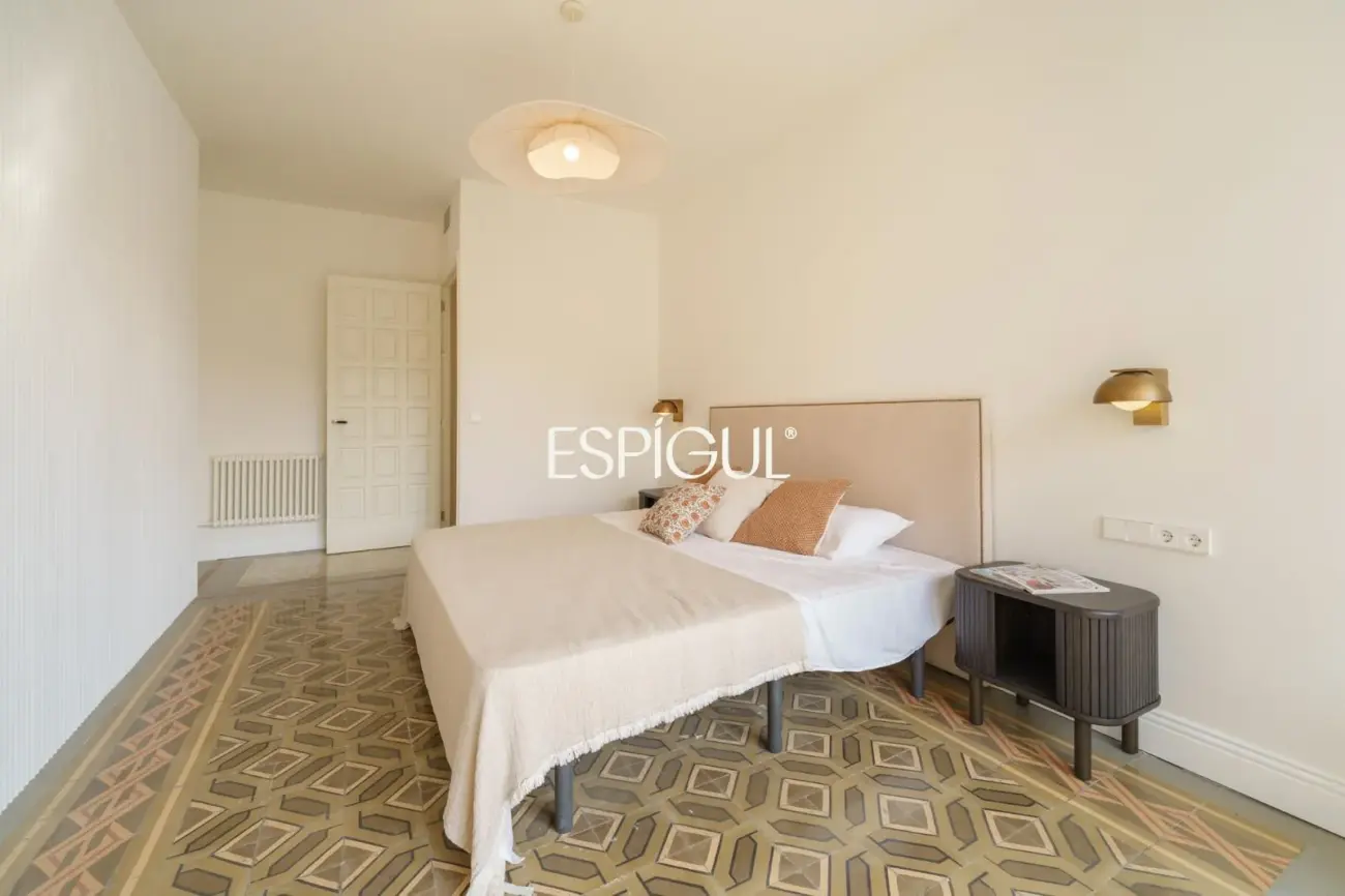 Exclusiva vivienda rehabilitada de 228 m² en finca regia con elementos originales