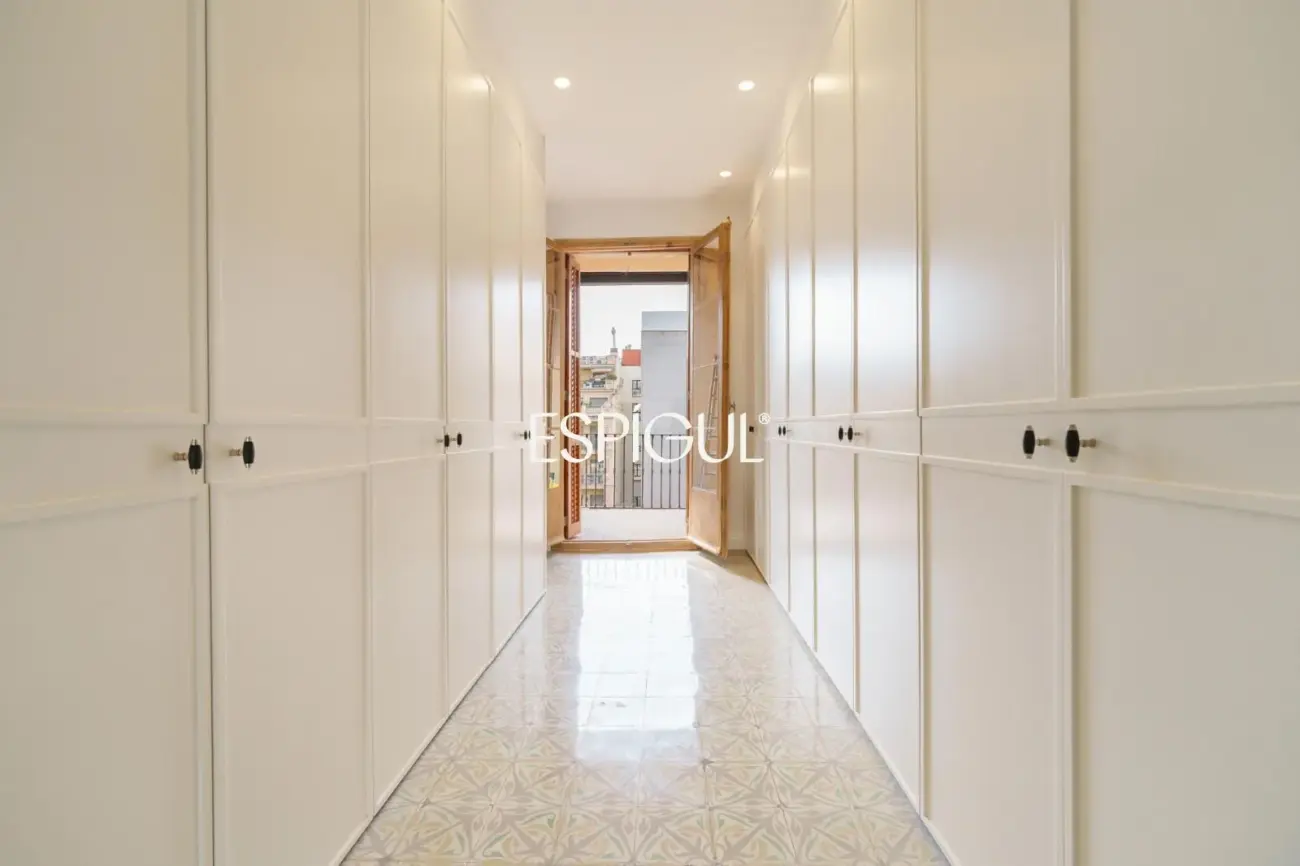 Exclusiva vivienda rehabilitada de 228 m² en finca regia con elementos originales