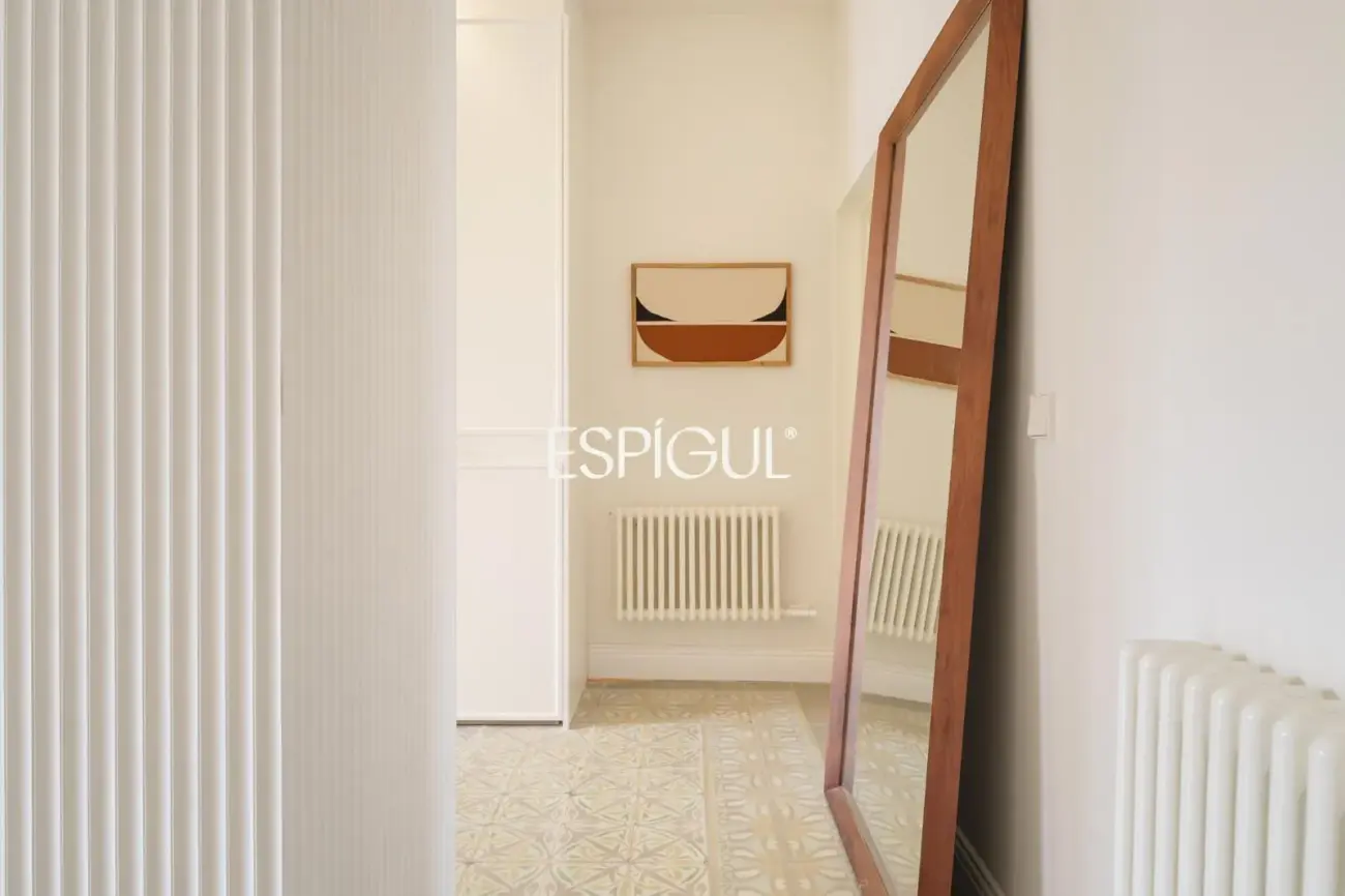 Exclusiva vivienda rehabilitada de 228 m² en finca regia con elementos originales