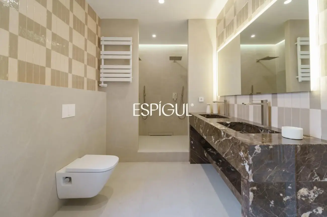 Exclusiva vivienda rehabilitada de 228 m² en finca regia con elementos originales
