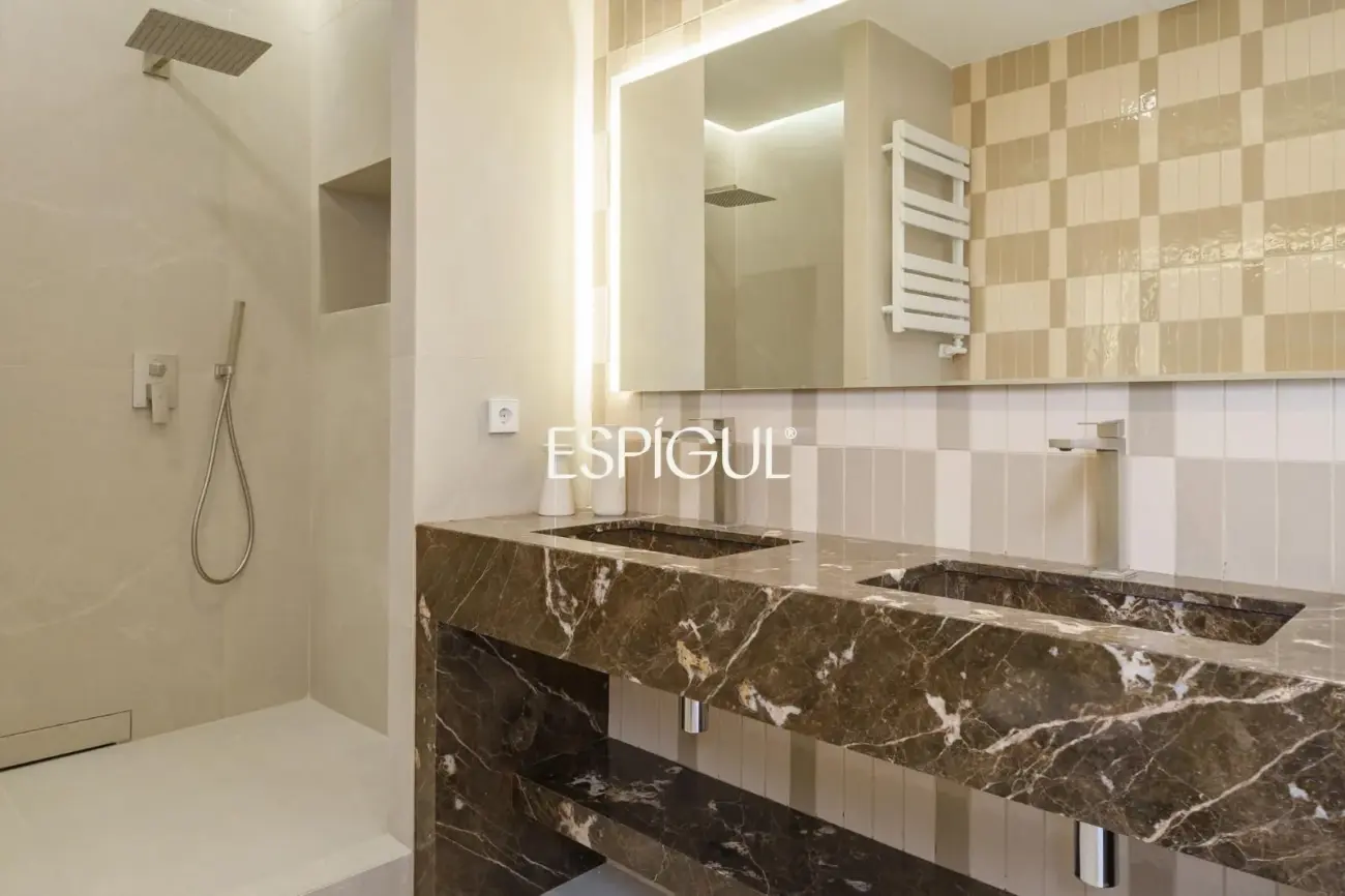 Exclusiva vivienda rehabilitada de 228 m² en finca regia con elementos originales