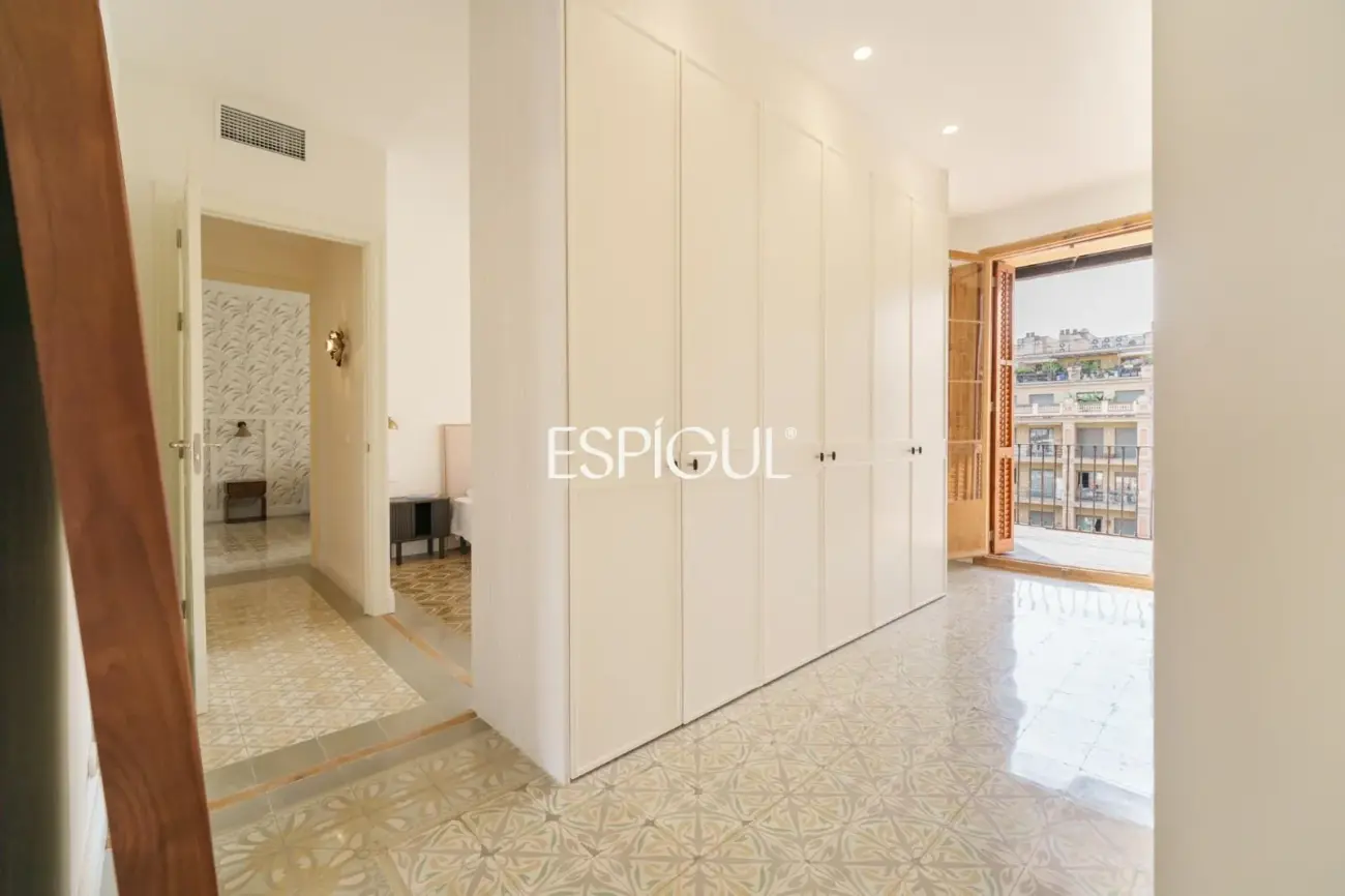 Exclusiva vivienda rehabilitada de 228 m² en finca regia con elementos originales