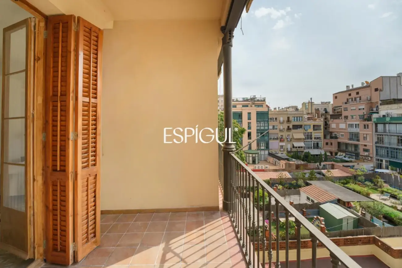 Exclusiva vivienda rehabilitada de 228 m² en finca regia con elementos originales