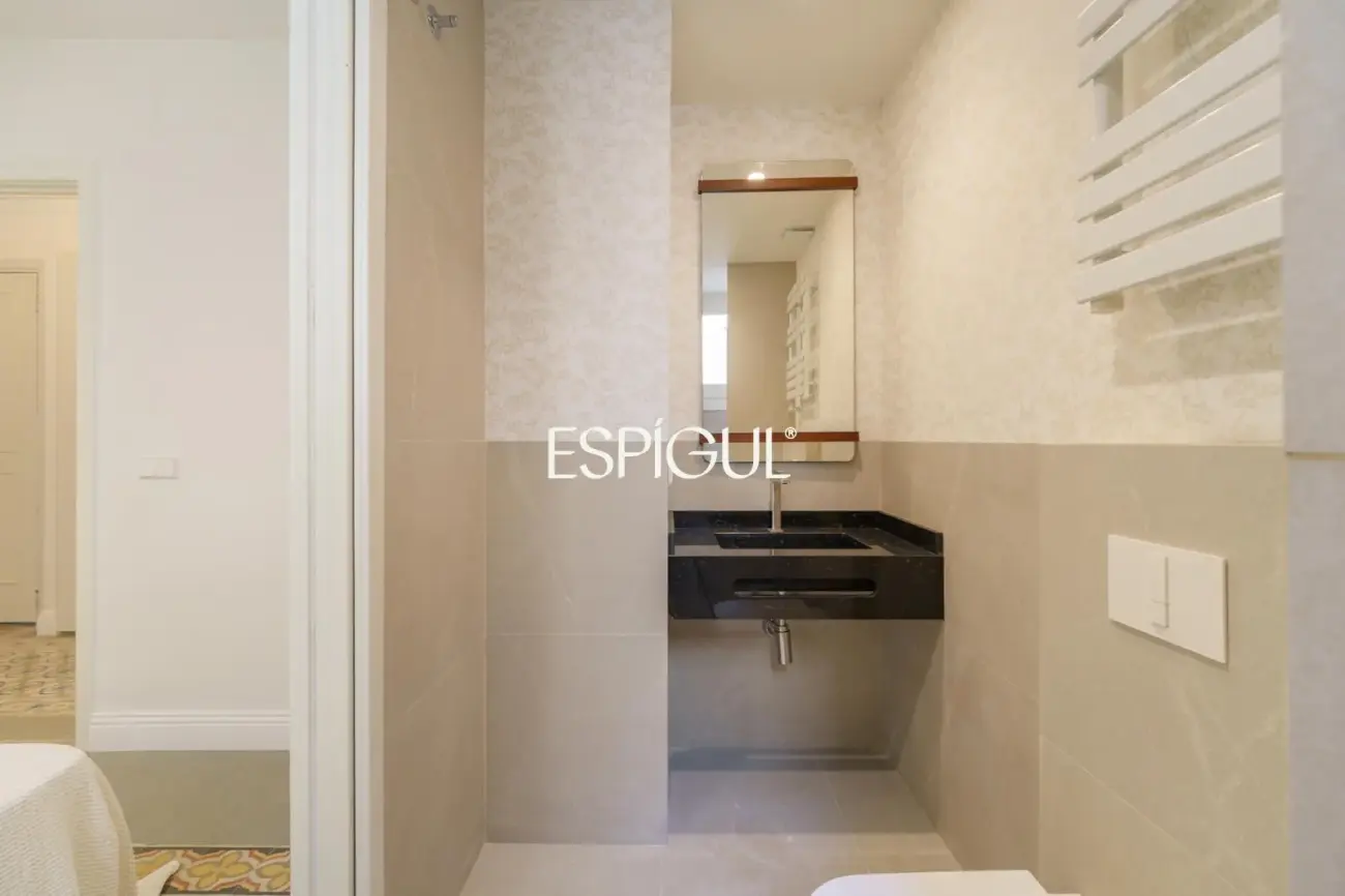 Exclusiva vivienda rehabilitada de 228 m² en finca regia con elementos originales