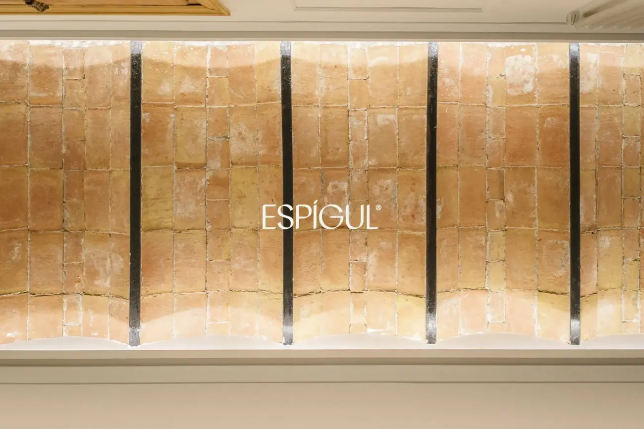 Exclusiva vivienda rehabilitada de 228 m² en finca regia con elementos originales