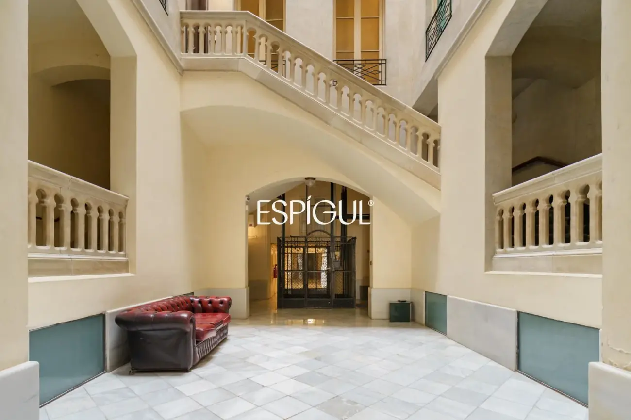 Exclusiva vivienda rehabilitada de 228 m² en finca regia con elementos originales