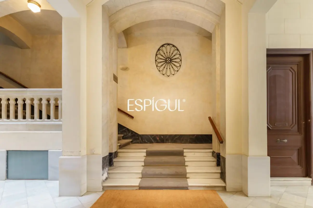 Exclusiva vivienda rehabilitada de 228 m² en finca regia con elementos originales