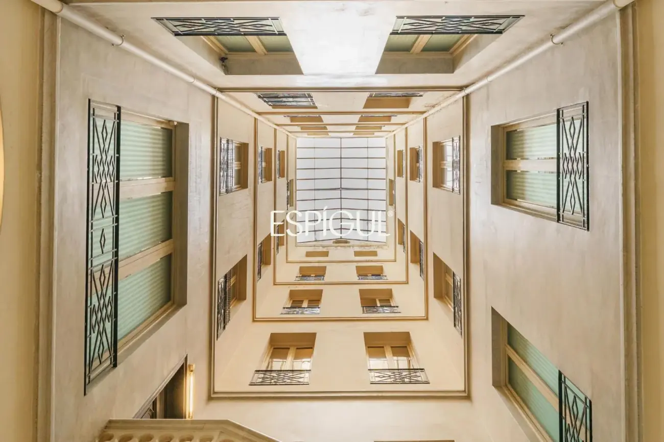 Exclusiva vivienda rehabilitada de 228 m² en finca regia con elementos originales