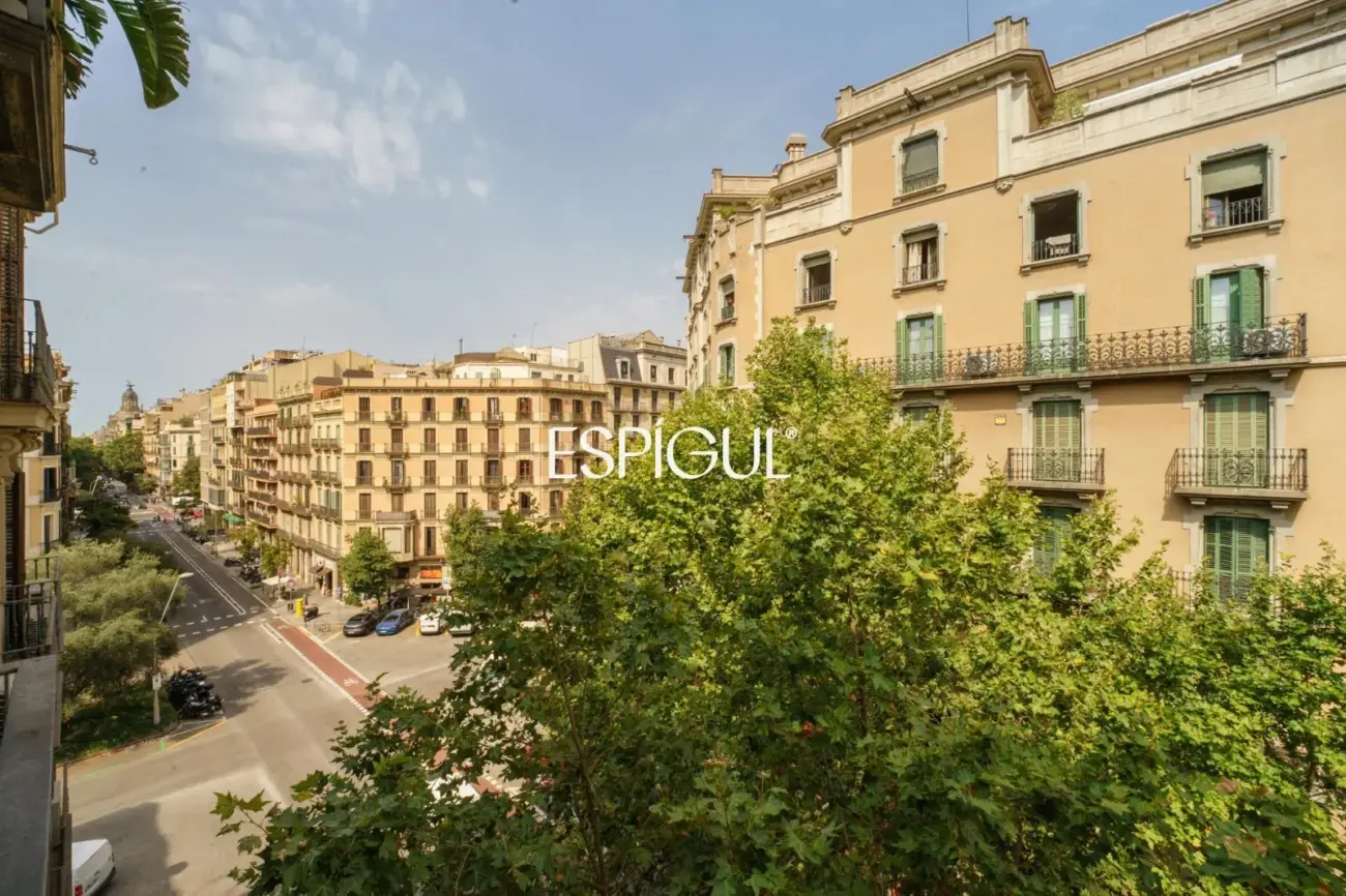 Exclusiva vivienda rehabilitada de 228 m² en finca regia con elementos originales