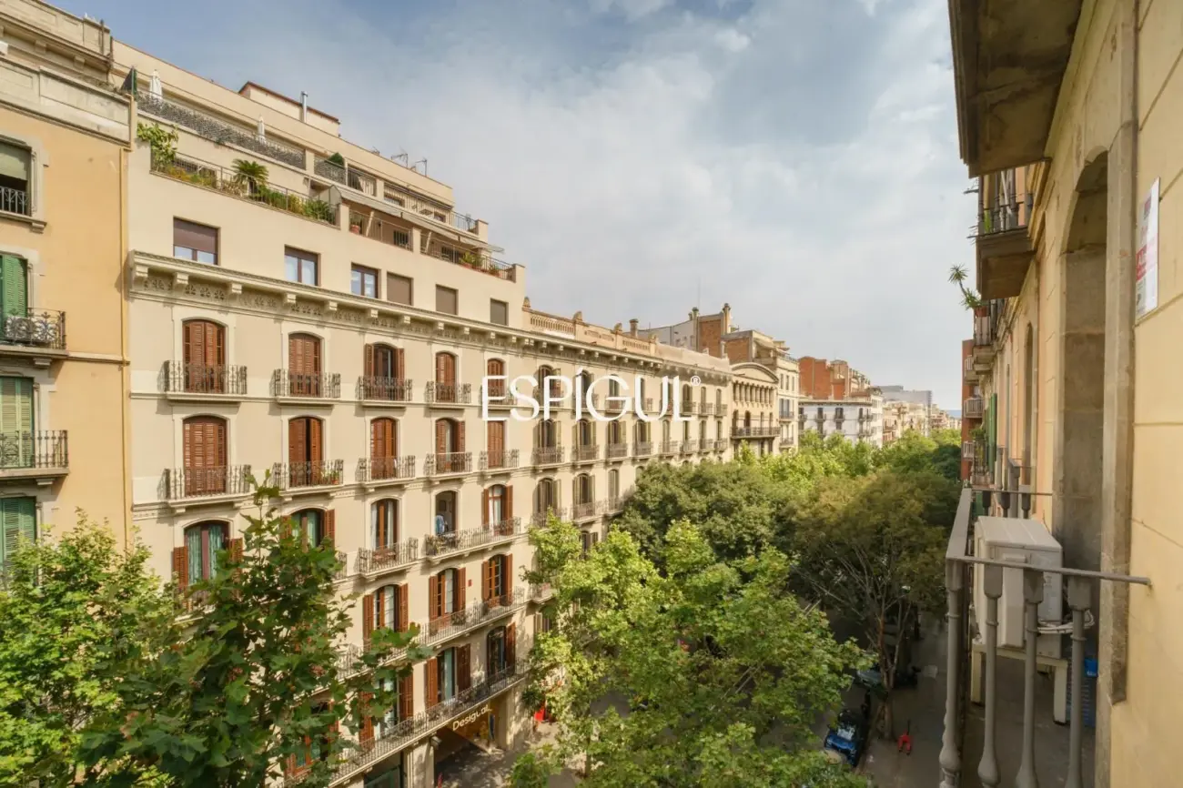 Exclusiva vivienda rehabilitada de 228 m² en finca regia con elementos originales