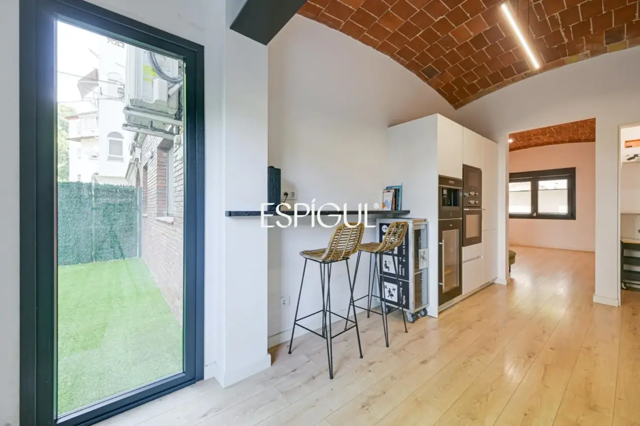 Planta baja con jardín en Girona