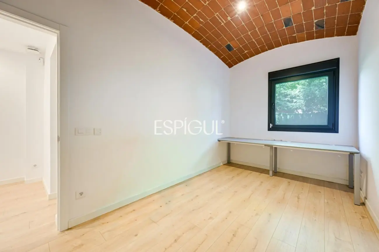 Planta baja con jardín en Girona
