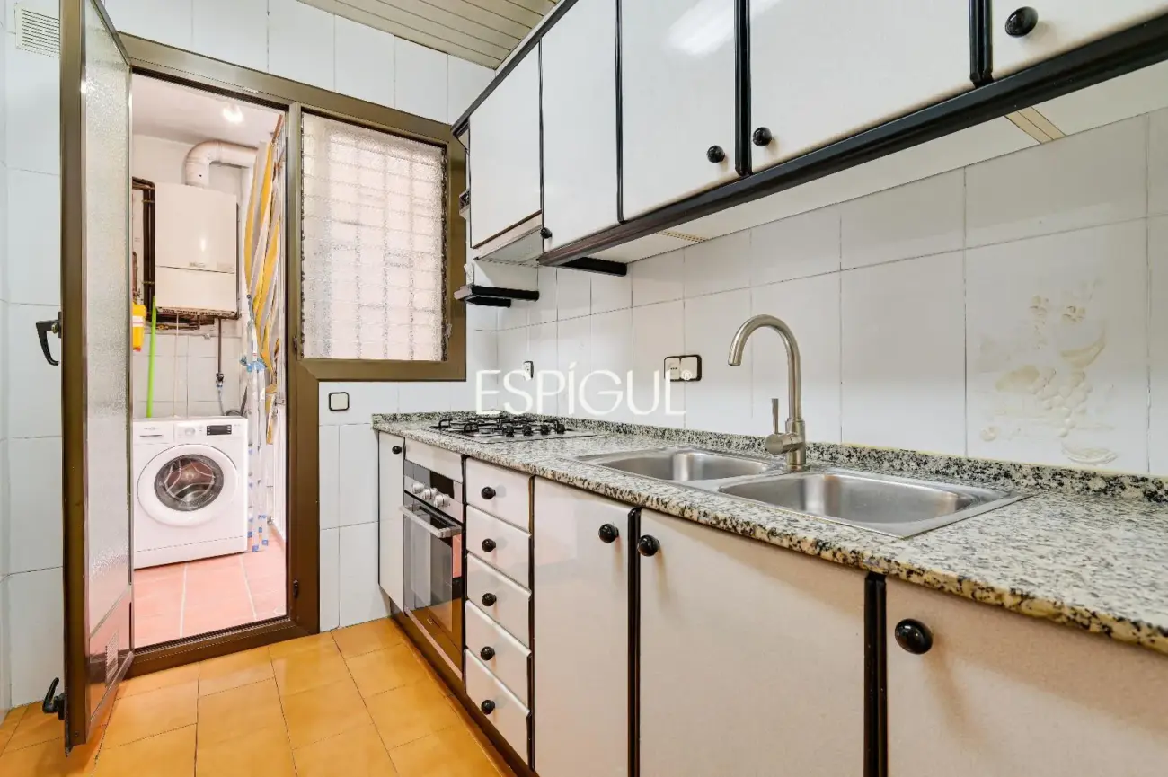 Amplia y luminosa vivienda con balcón en una de las ubicaciones más demandadas de Les Corts