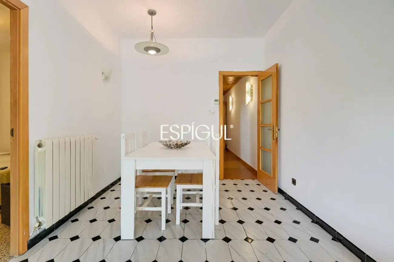 Amplia y luminosa vivienda con balcón en una de las ubicaciones más demandadas de Les Corts