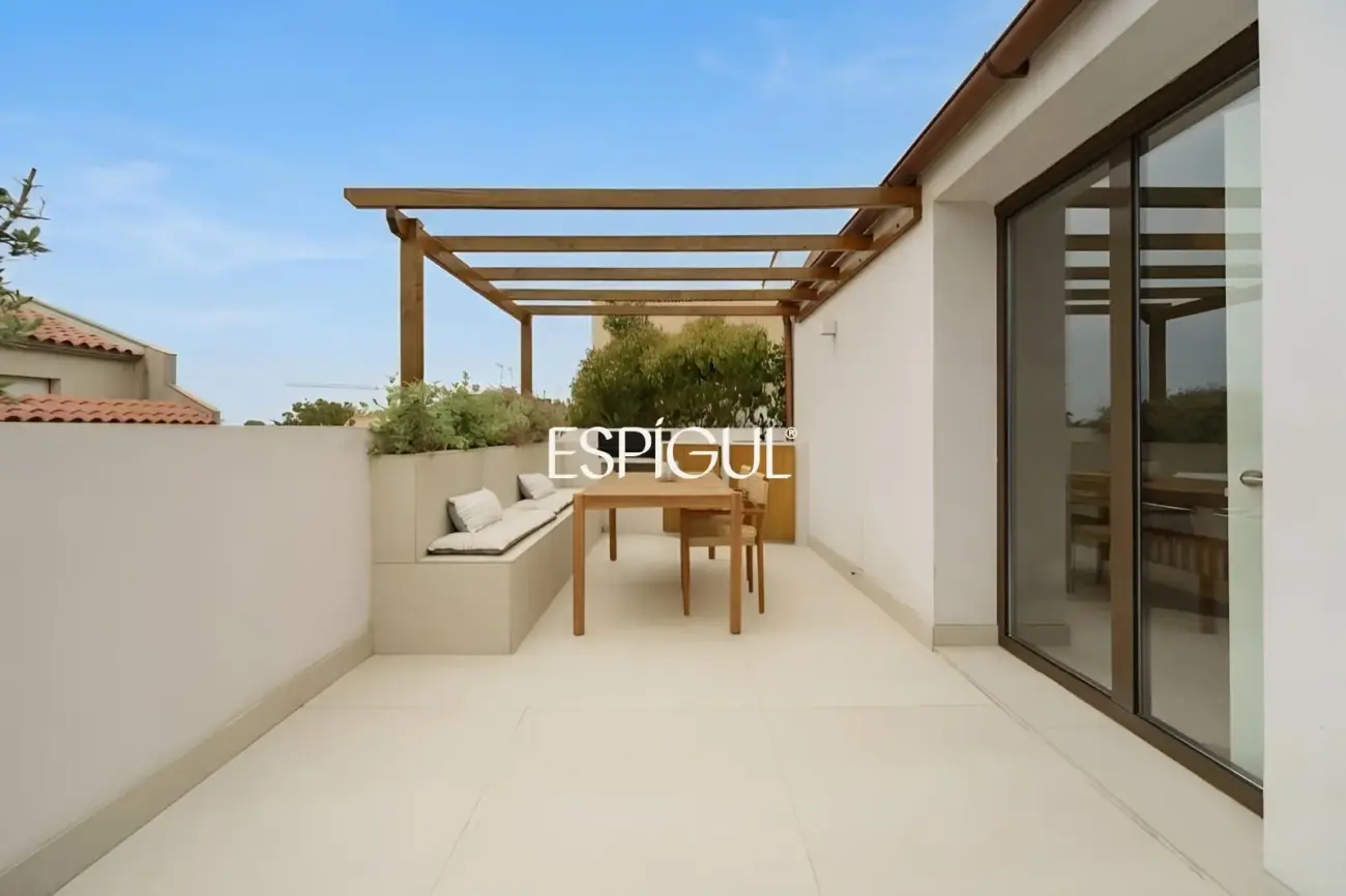 Maison mitoyenne de construction semi-neuve de 170 m² et terrasse de 27 m² à Vilassar de Dalt