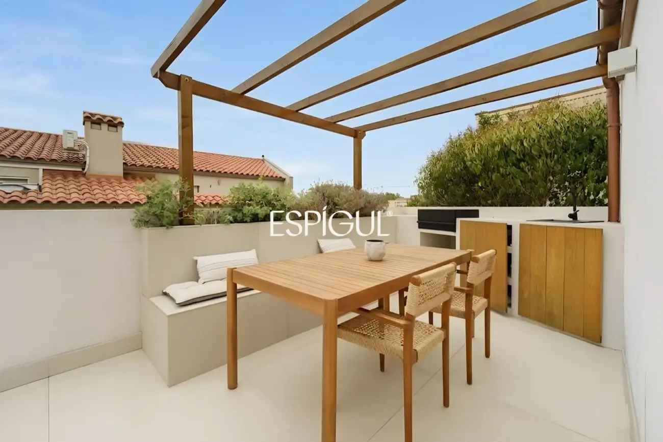 Maison mitoyenne de construction semi-neuve de 170 m² et terrasse de 27 m² à Vilassar de Dalt