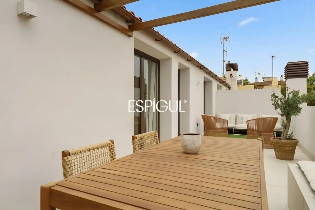 Maison mitoyenne de construction semi-neuve de 170 m² et terrasse de 27 m² à Vilassar de Dalt