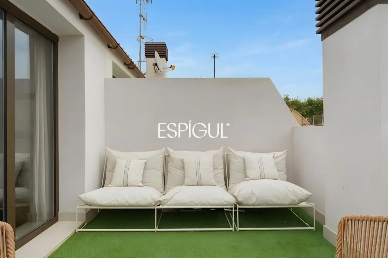 Maison mitoyenne de construction semi-neuve de 170 m² et terrasse de 27 m² à Vilassar de Dalt