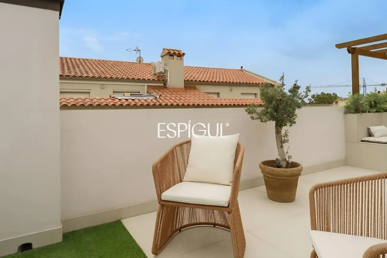 Maison mitoyenne de construction semi-neuve de 170 m² et terrasse de 27 m² à Vilassar de Dalt