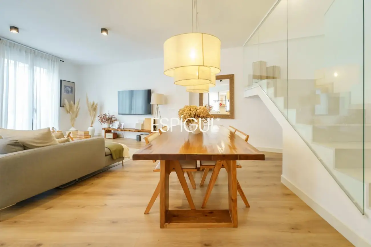 Maison mitoyenne de construction semi-neuve de 170 m² et terrasse de 27 m² à Vilassar de Dalt