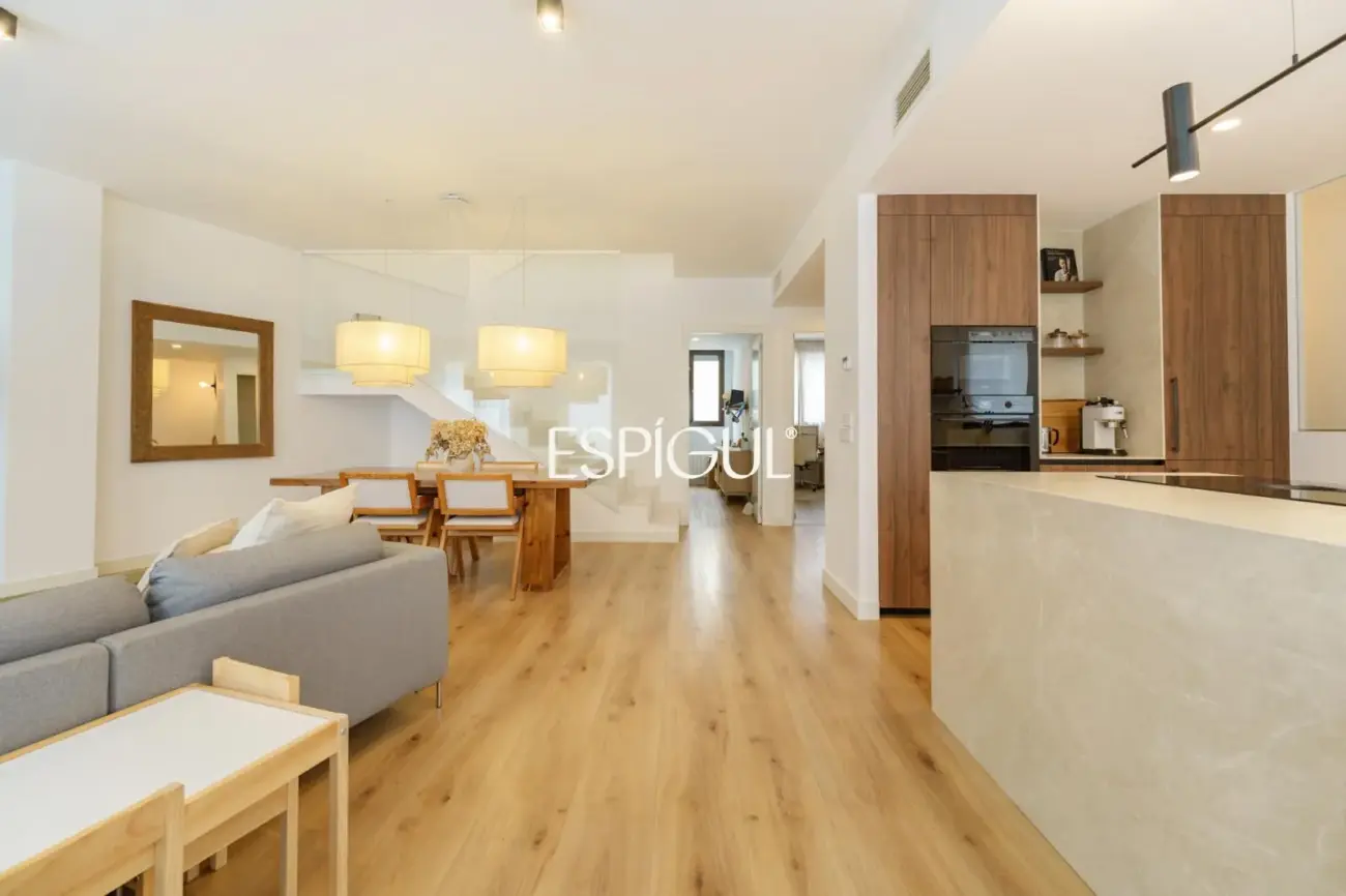 Maison mitoyenne de construction semi-neuve de 170 m² et terrasse de 27 m² à Vilassar de Dalt