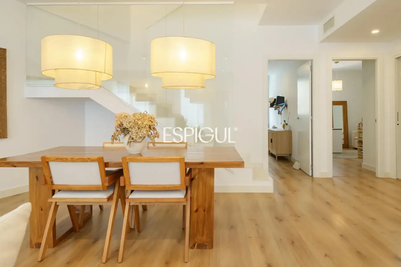 Maison mitoyenne de construction semi-neuve de 170 m² et terrasse de 27 m² à Vilassar de Dalt
