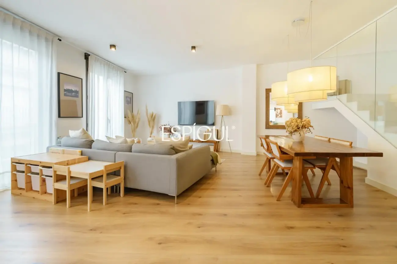 Maison mitoyenne de construction semi-neuve de 170 m² et terrasse de 27 m² à Vilassar de Dalt