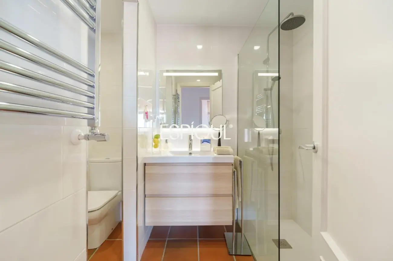 Casa de estilo mediterráneo con vistas al mar y piscina climatizada en Sant Andreu de Llavaneres