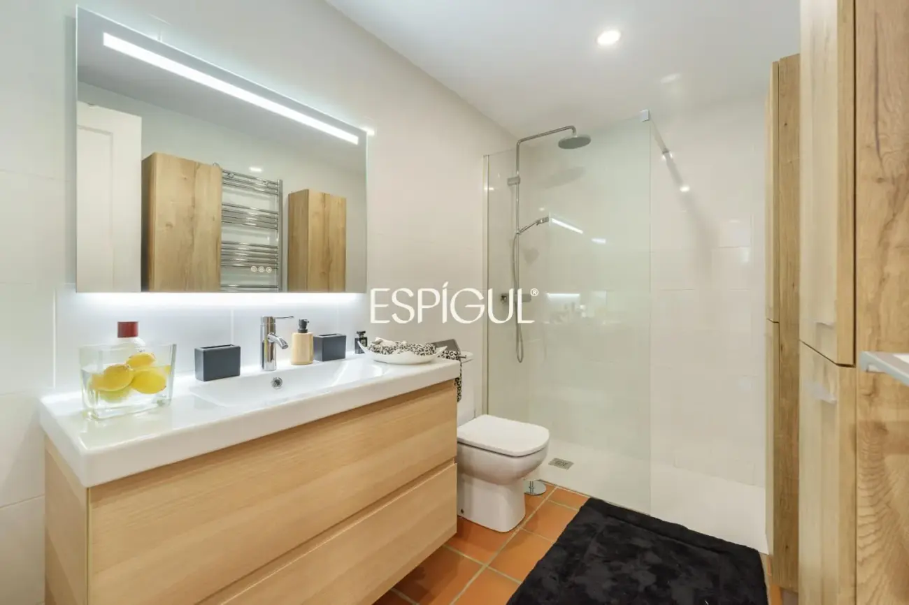 Casa de estilo mediterráneo con vistas al mar y piscina climatizada en Sant Andreu de Llavaneres