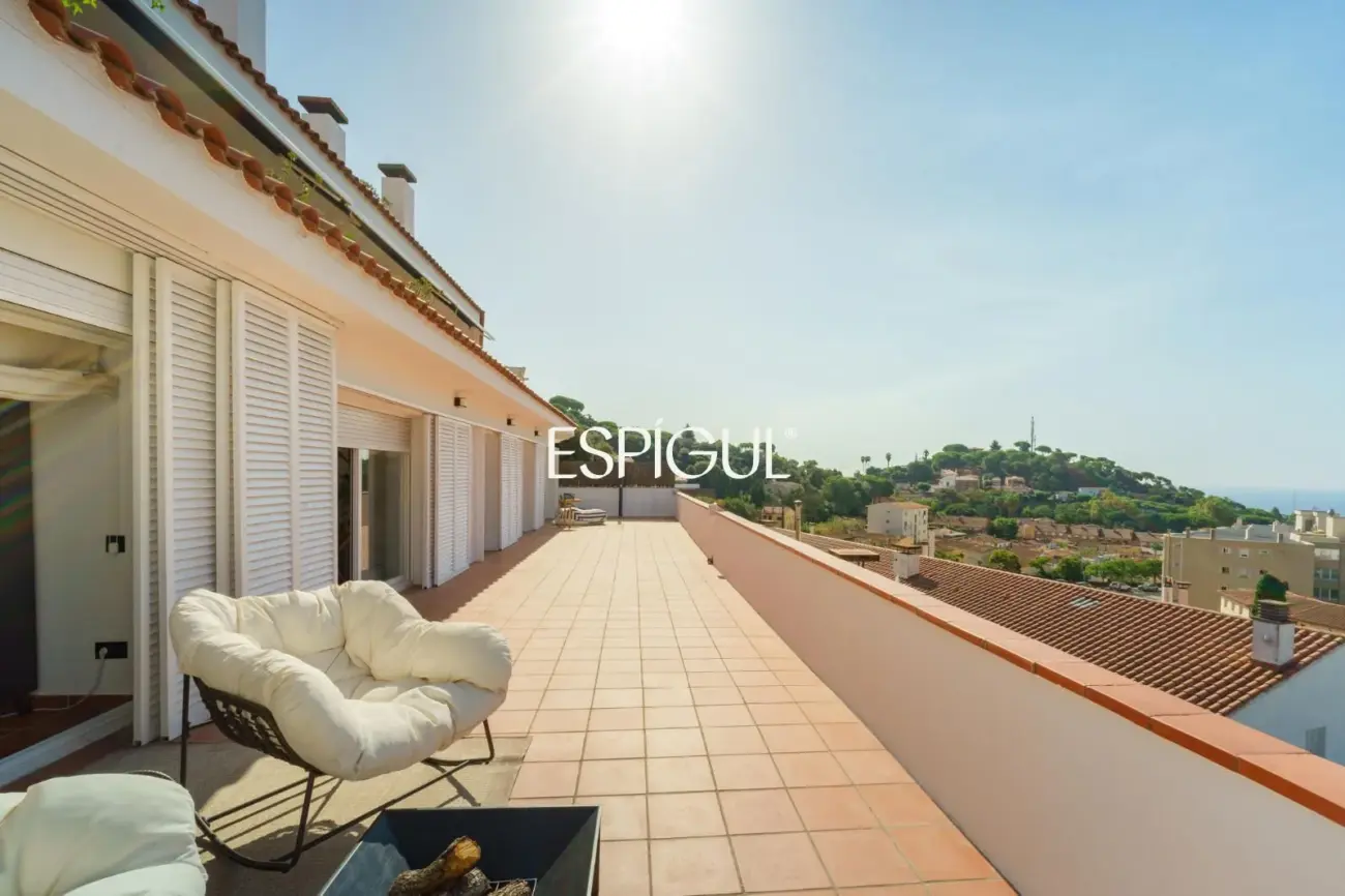 Casa de estilo mediterráneo con vistas al mar y piscina climatizada en Sant Andreu de Llavaneres