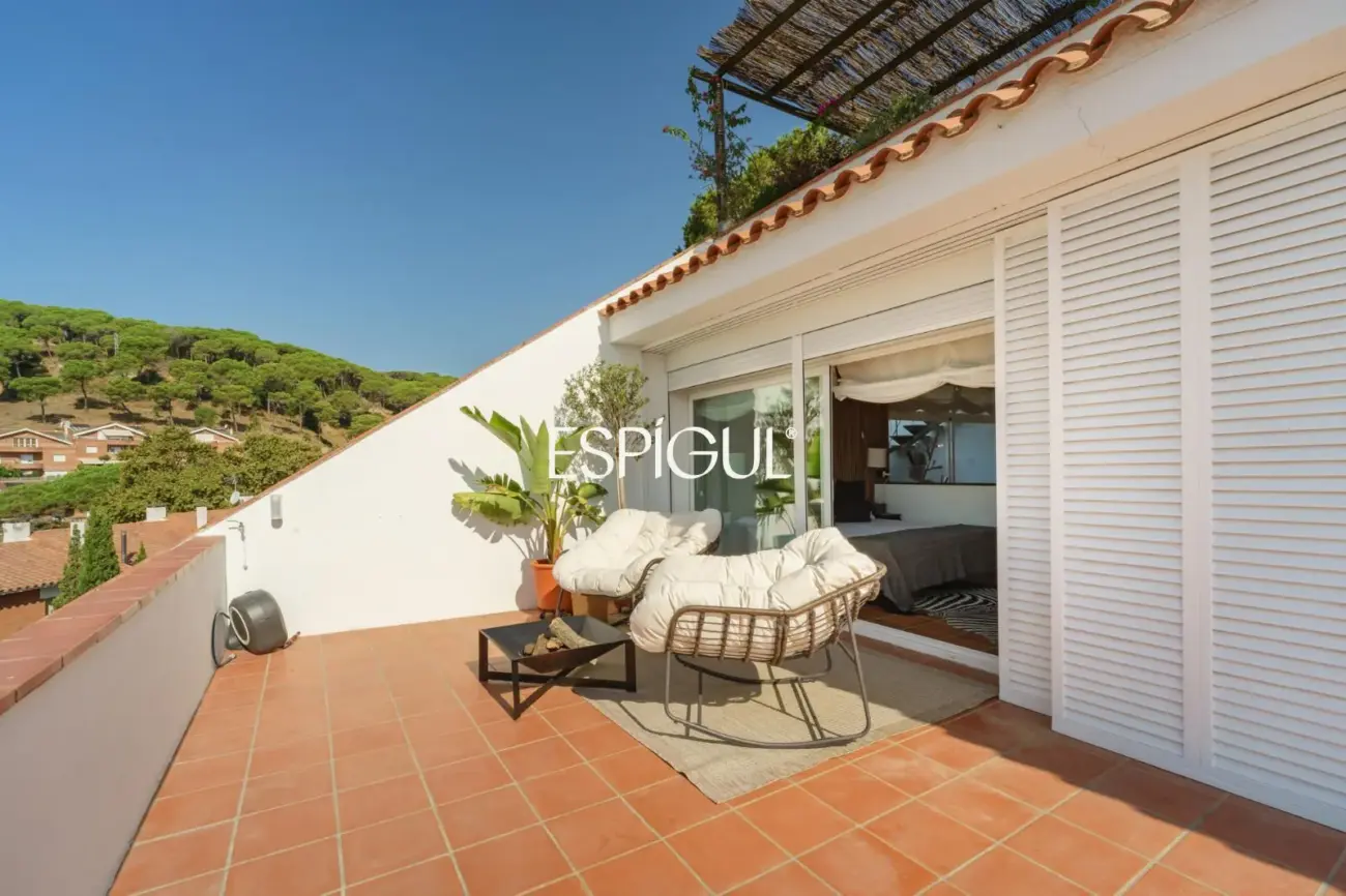 Casa de estilo mediterráneo con vistas al mar y piscina climatizada en Sant Andreu de Llavaneres