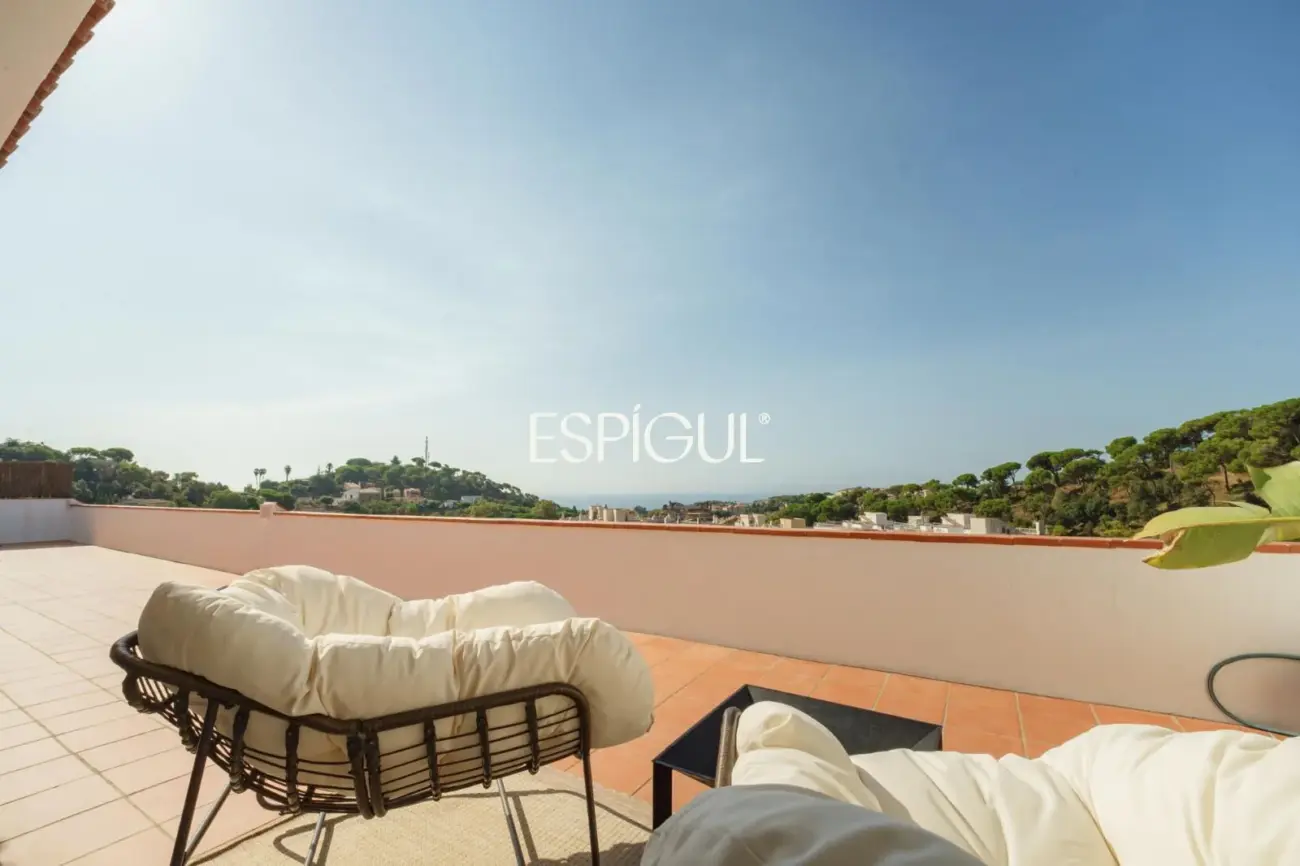 Casa de estilo mediterráneo con vistas al mar y piscina climatizada en Sant Andreu de Llavaneres