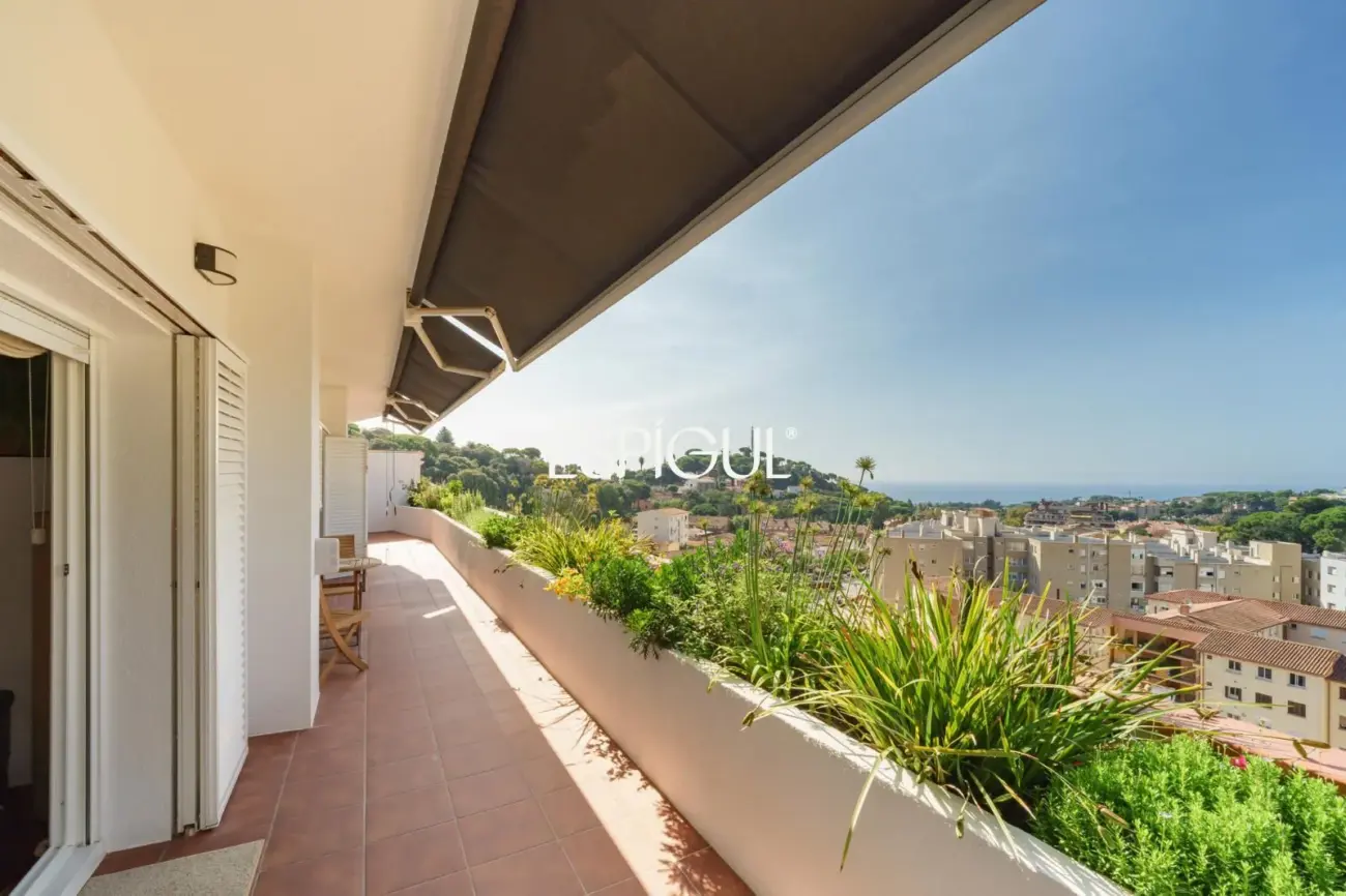 Casa de estilo mediterráneo con vistas al mar y piscina climatizada en Sant Andreu de Llavaneres