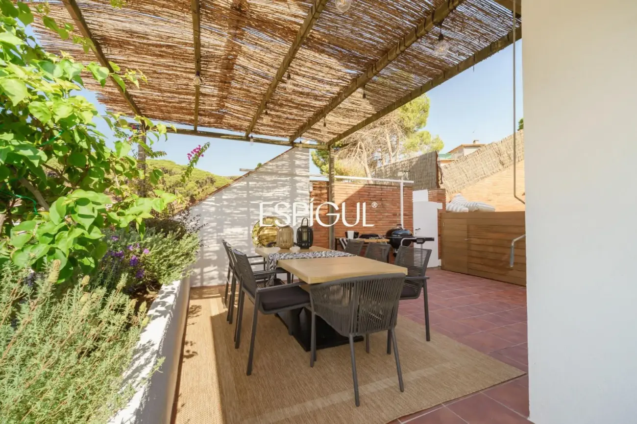 Casa de estilo mediterráneo con vistas al mar y piscina climatizada en Sant Andreu de Llavaneres
