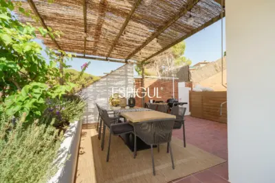 Casa de estilo mediterráneo con vistas al mar y piscina climatizada en Sant Andreu de Llavaneres