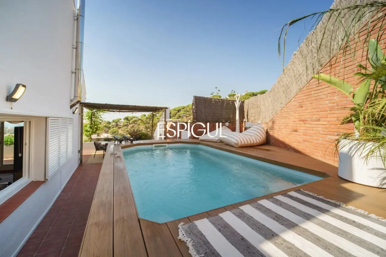 Casa de estilo mediterráneo con vistas al mar y piscina climatizada en Sant Andreu de Llavaneres