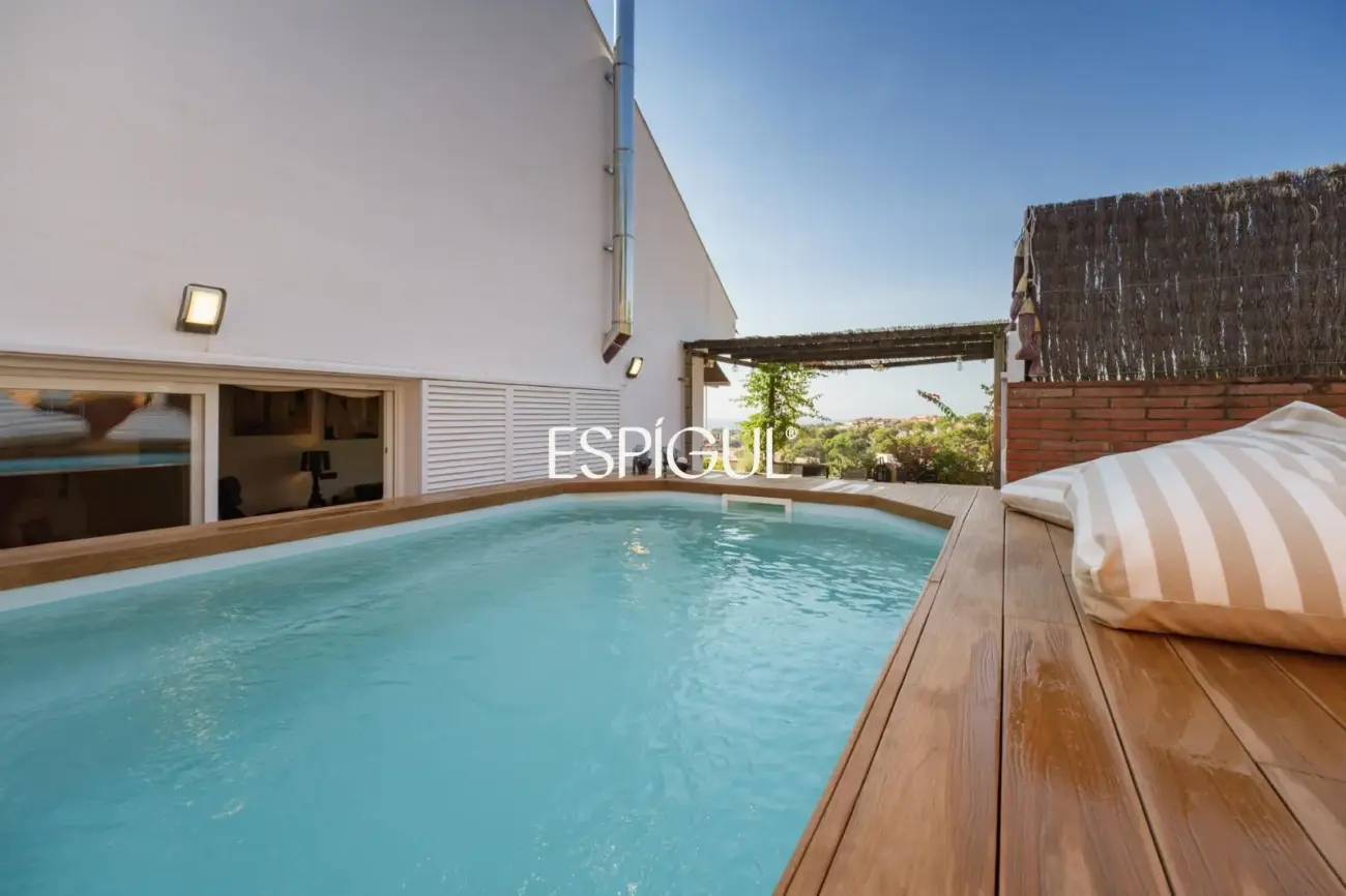 Casa de estilo mediterráneo con vistas al mar y piscina climatizada en Sant Andreu de Llavaneres
