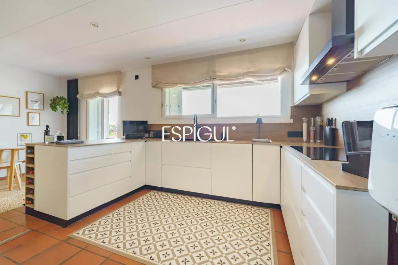 Casa de estilo mediterráneo con vistas al mar y piscina climatizada en Sant Andreu de Llavaneres