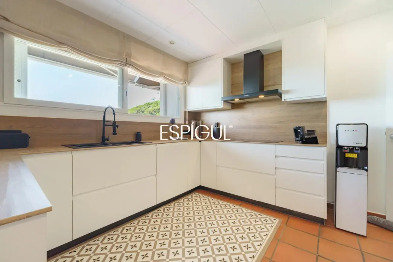 Casa de estilo mediterráneo con vistas al mar y piscina climatizada en Sant Andreu de Llavaneres