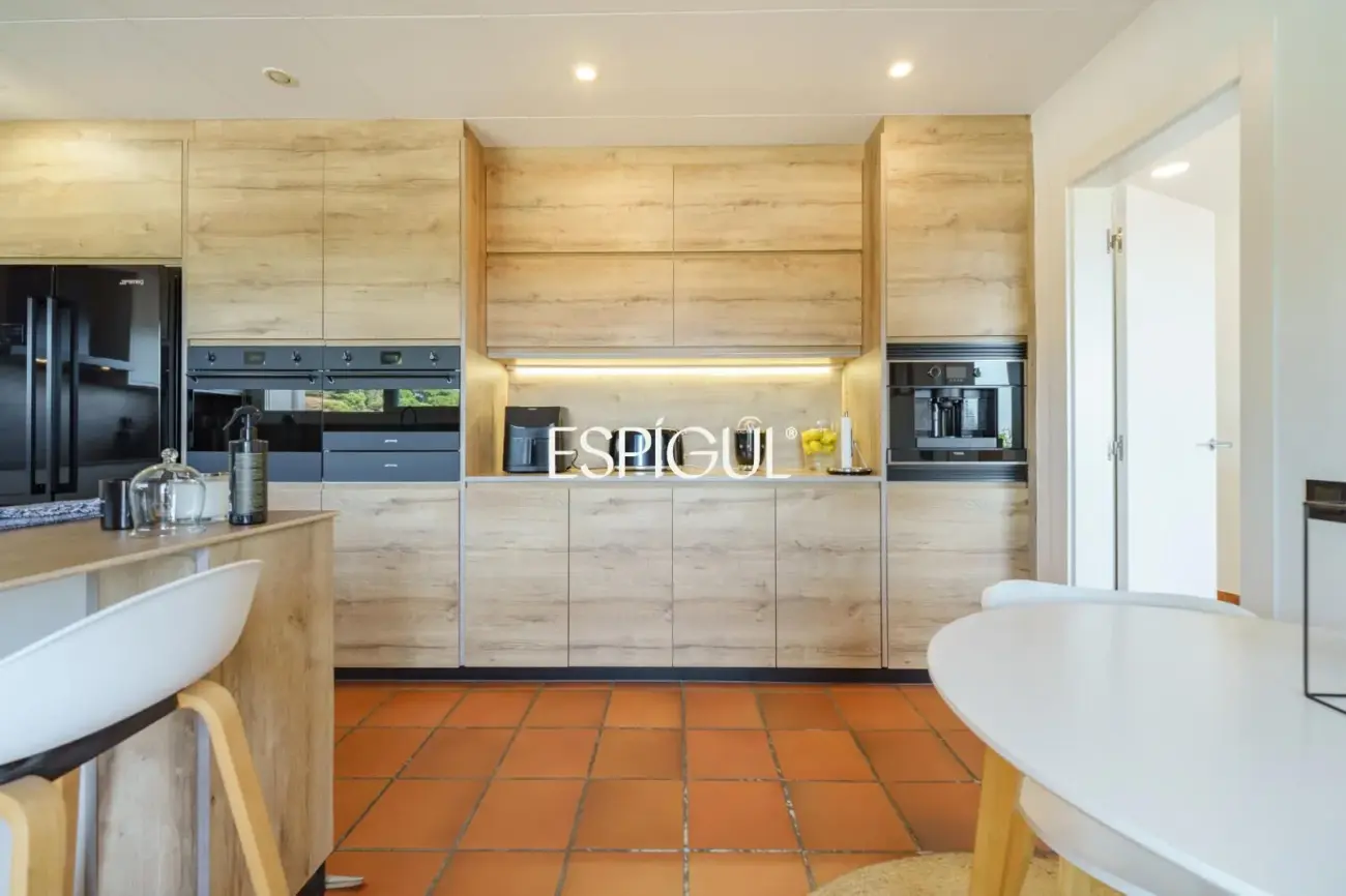 Casa de estilo mediterráneo con vistas al mar y piscina climatizada en Sant Andreu de Llavaneres