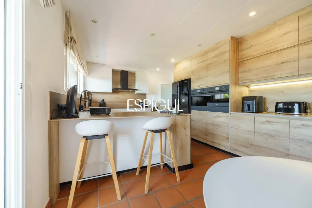 Casa de estilo mediterráneo con vistas al mar y piscina climatizada en Sant Andreu de Llavaneres