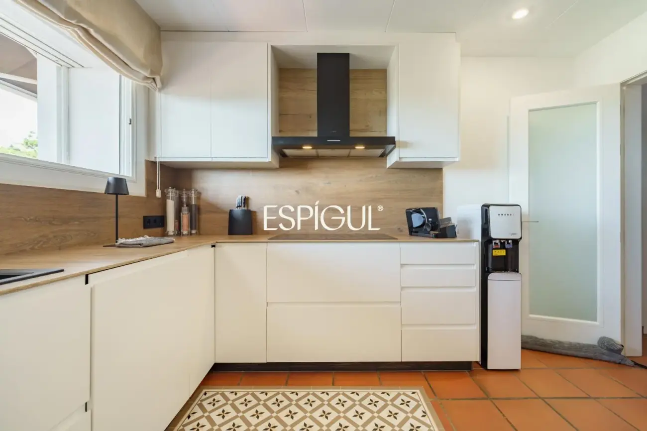 Casa de estilo mediterráneo con vistas al mar y piscina climatizada en Sant Andreu de Llavaneres