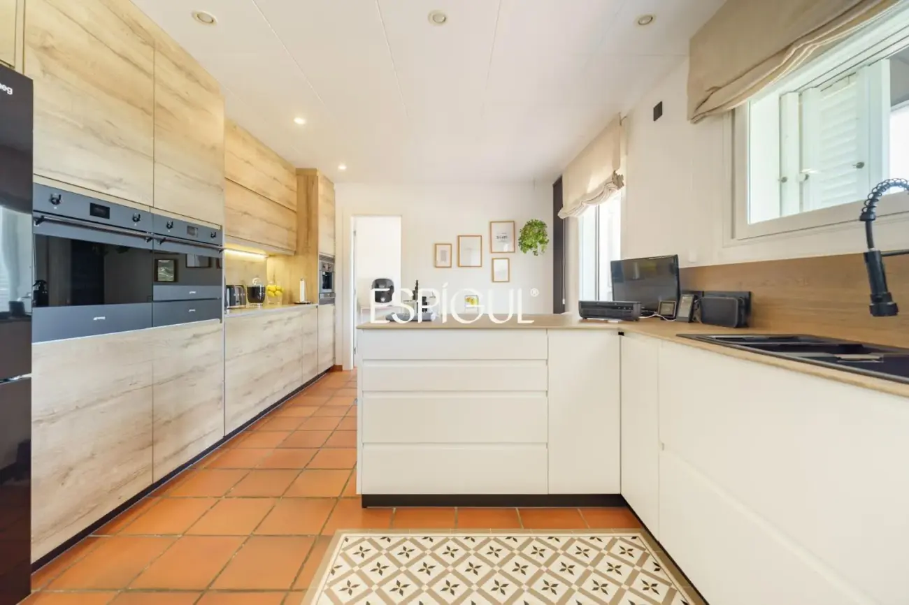 Casa de estilo mediterráneo con vistas al mar y piscina climatizada en Sant Andreu de Llavaneres