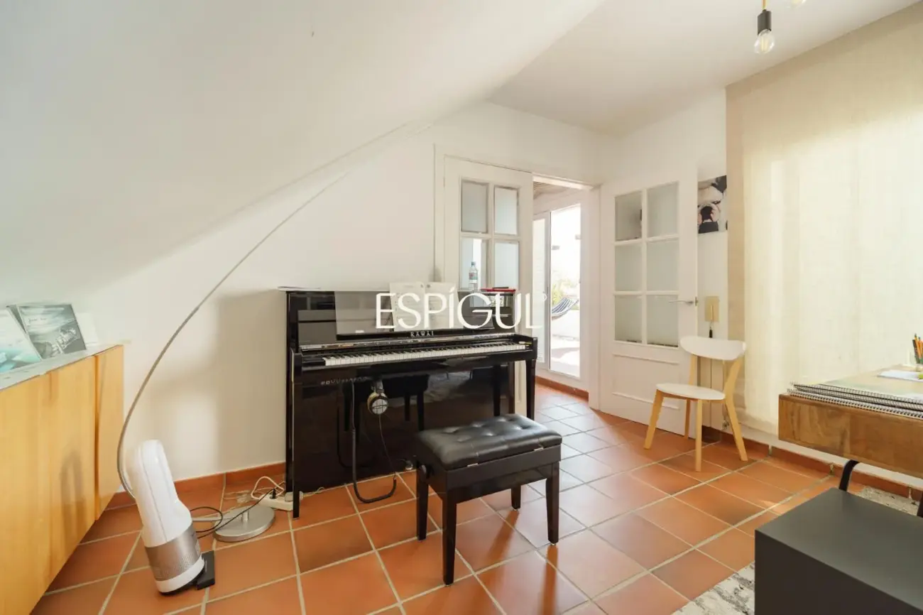 Casa de estilo mediterráneo con vistas al mar y piscina climatizada en Sant Andreu de Llavaneres