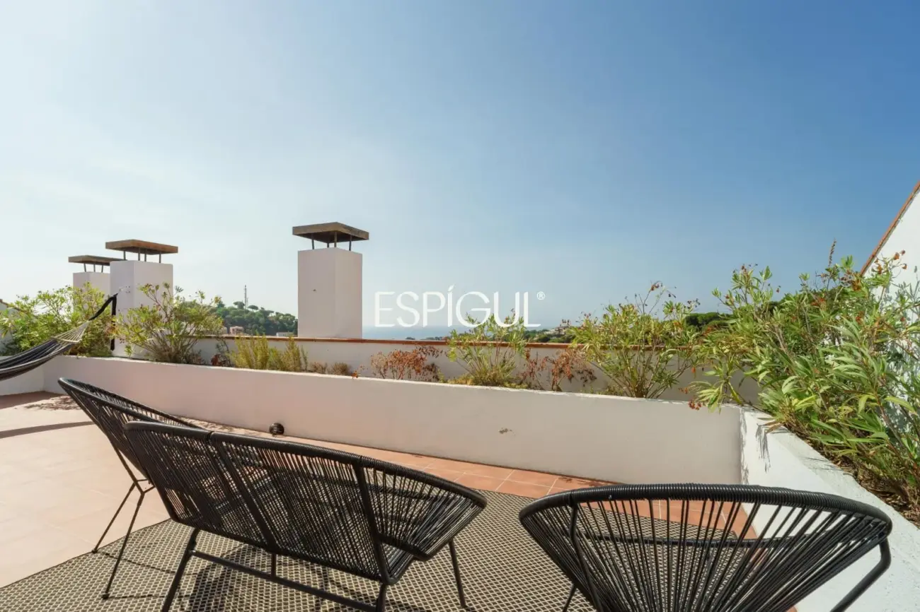 Casa de estilo mediterráneo con vistas al mar y piscina climatizada en Sant Andreu de Llavaneres