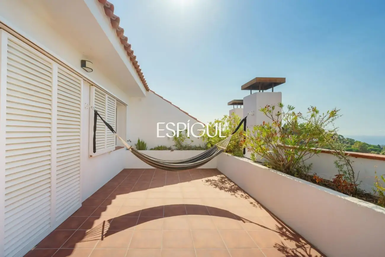 Casa de estilo mediterráneo con vistas al mar y piscina climatizada en Sant Andreu de Llavaneres