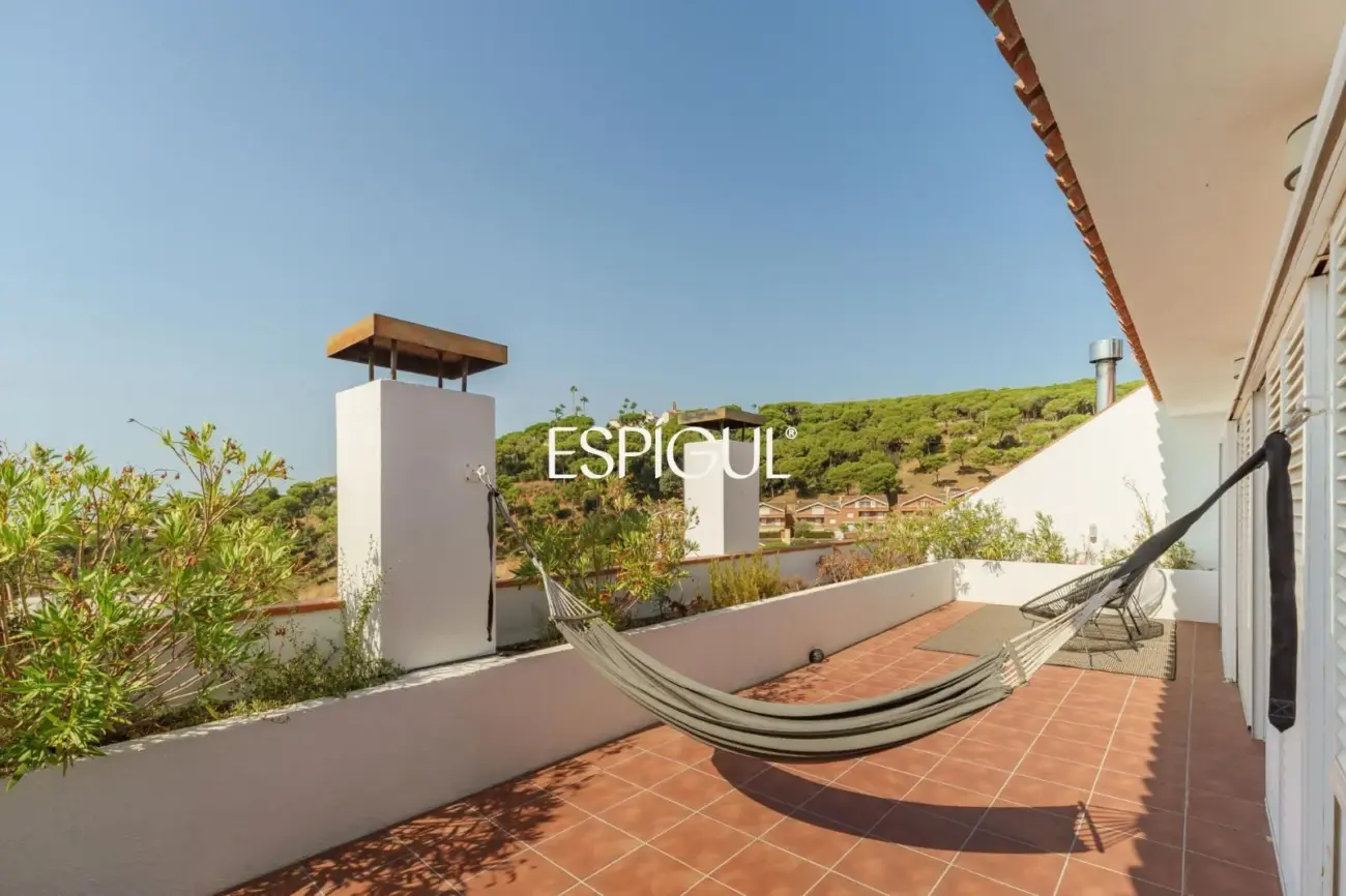Casa de estilo mediterráneo con vistas al mar y piscina climatizada en Sant Andreu de Llavaneres